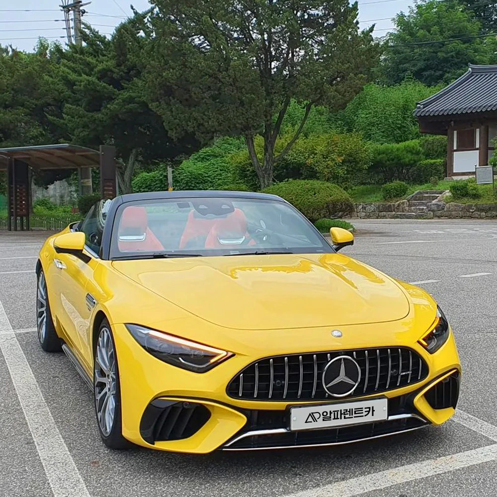 알파렌트카 번호판을 단 노란색 메르세데스-AMG SL 로드스터